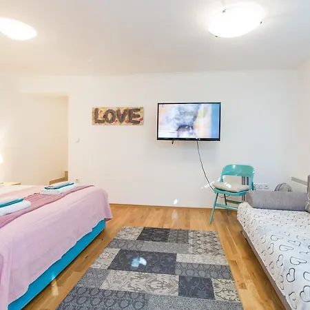 Pletna Apartment
